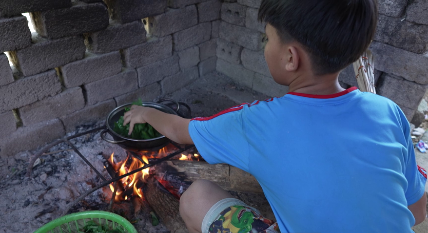 Mái ấm gia đình Việt: Cậu bé sớm là trụ cột, chỉ mong cha có thể đi lại bình thường - Ảnh 4.