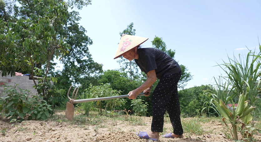 Mái ấm gia đình Việt: Cậu bé sớm là trụ cột, chỉ mong cha có thể đi lại bình thường - Ảnh 6.