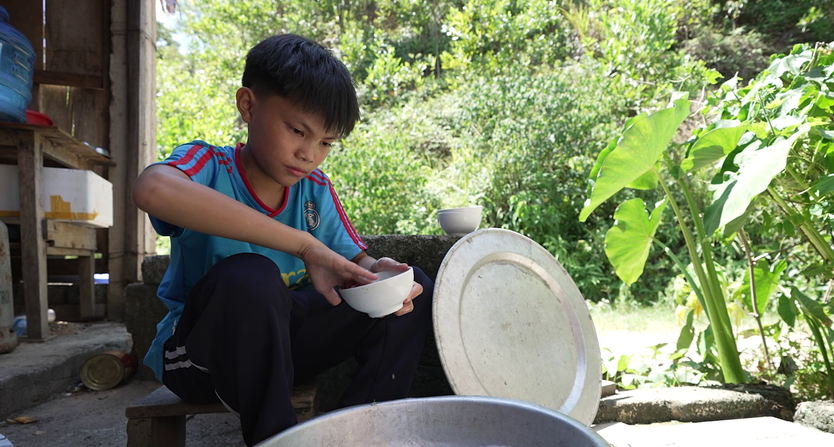Mái ấm gia đình Việt: Cậu bé sớm là trụ cột, chỉ mong cha có thể đi lại bình thường - Ảnh 5.