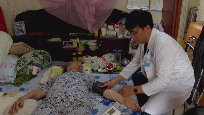 TP.HCM đẩy mạnh thăm khám và lập hồ sơ sức khỏe tại nhà - Ảnh 1.