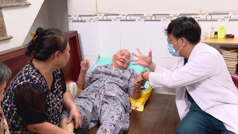 TP.HCM đẩy mạnh thăm khám và lập hồ sơ sức khỏe tại nhà - Ảnh 2.
