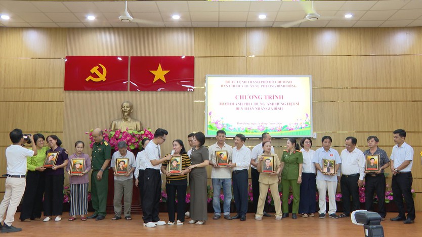 Trao 16 di ảnh liệt sĩ phục dựng tại phường Bình Đông - Ảnh 5.