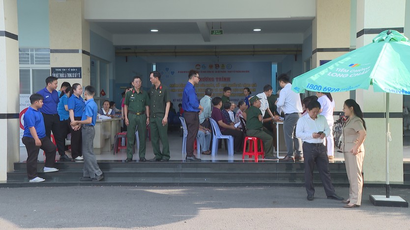 Khám bệnh, tặng quà tri ân cựu chiến binh tại Phường Bình Đông - Ảnh 5.