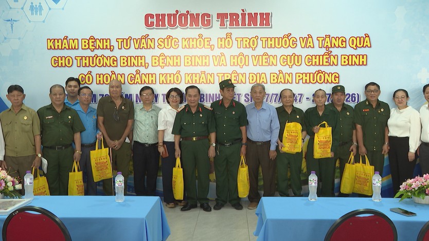 Khám bệnh, tặng quà tri ân cựu chiến binh tại Phường Bình Đông - Ảnh 7.