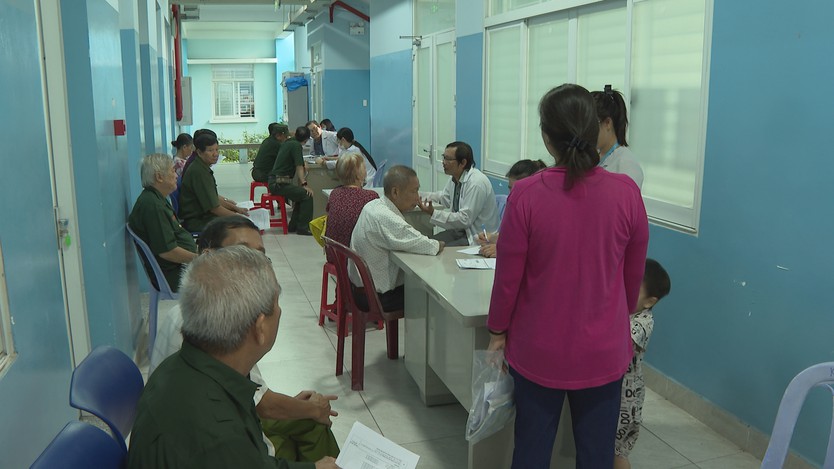 Khám bệnh, tặng quà tri ân cựu chiến binh tại Phường Bình Đông - Ảnh 6.