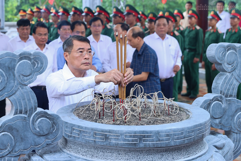 Thủ tướng Lê Minh Hưng tưởng niệm Chủ tịch Hồ Chí Minh, Đại tướng Võ Nguyên Giáp và các Anh hùng liệt sĩ tại Điện Biên Phủ - Ảnh 1.
