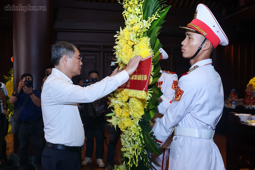Thủ tướng Lê Minh Hưng tưởng niệm Chủ tịch Hồ Chí Minh, Đại tướng Võ Nguyên Giáp và các Anh hùng liệt sĩ tại Điện Biên Phủ - Ảnh 2.