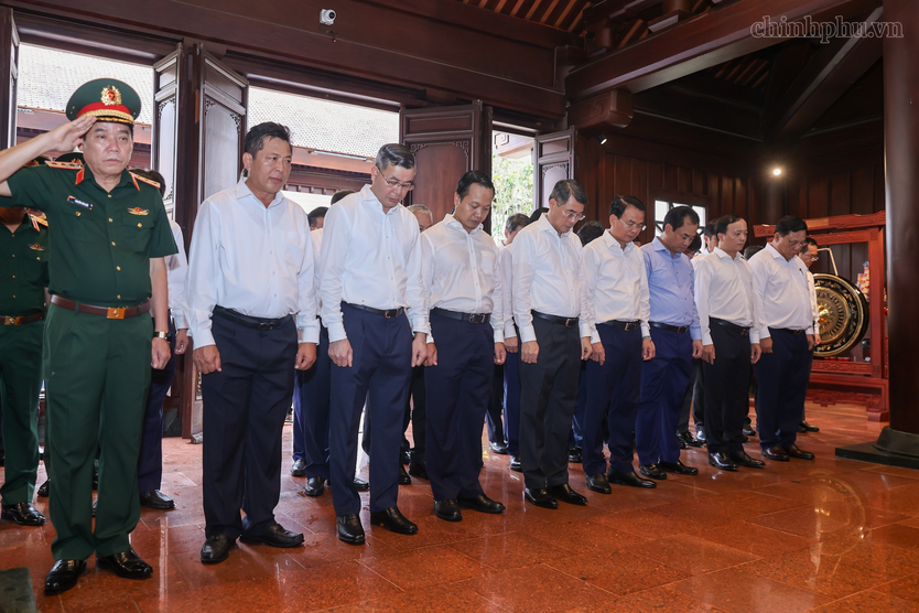 Thủ tướng Lê Minh Hưng tưởng niệm Chủ tịch Hồ Chí Minh, Đại tướng Võ Nguyên Giáp và các Anh hùng liệt sĩ tại Điện Biên Phủ - Ảnh 3.