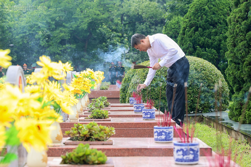 Thủ tướng Lê Minh Hưng tưởng niệm Chủ tịch Hồ Chí Minh, Đại tướng Võ Nguyên Giáp và các Anh hùng liệt sĩ tại Điện Biên Phủ - Ảnh 8.