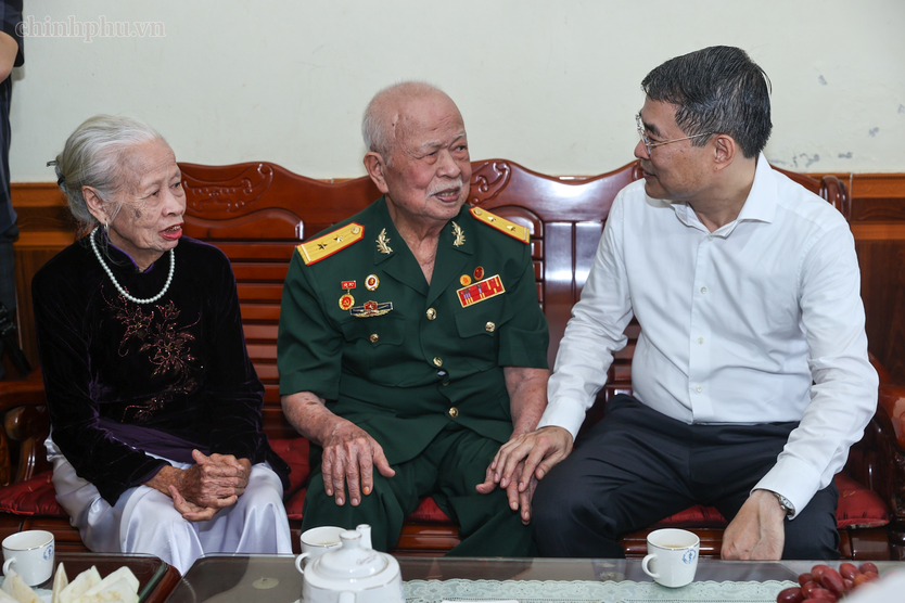 Thủ tướng Lê Minh Hưng tưởng niệm Chủ tịch Hồ Chí Minh, Đại tướng Võ Nguyên Giáp và các Anh hùng liệt sĩ tại Điện Biên Phủ - Ảnh 9.
