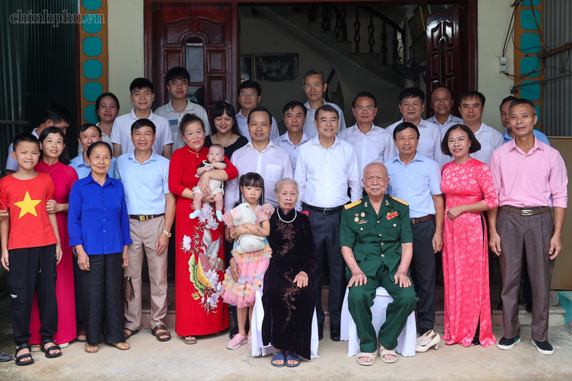 Thủ tướng Lê Minh Hưng tưởng niệm Chủ tịch Hồ Chí Minh, Đại tướng Võ Nguyên Giáp và các Anh hùng liệt sĩ tại Điện Biên Phủ - Ảnh 10.