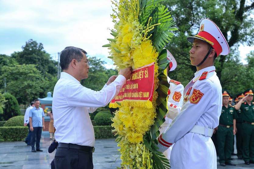 Thủ tướng Lê Minh Hưng tưởng niệm Chủ tịch Hồ Chí Minh, Đại tướng Võ Nguyên Giáp và các Anh hùng liệt sĩ tại Điện Biên Phủ - Ảnh 4.