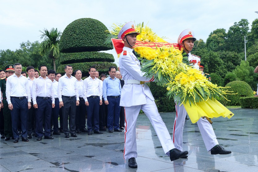 Thủ tướng Lê Minh Hưng tưởng niệm Chủ tịch Hồ Chí Minh, Đại tướng Võ Nguyên Giáp và các Anh hùng liệt sĩ tại Điện Biên Phủ - Ảnh 5.