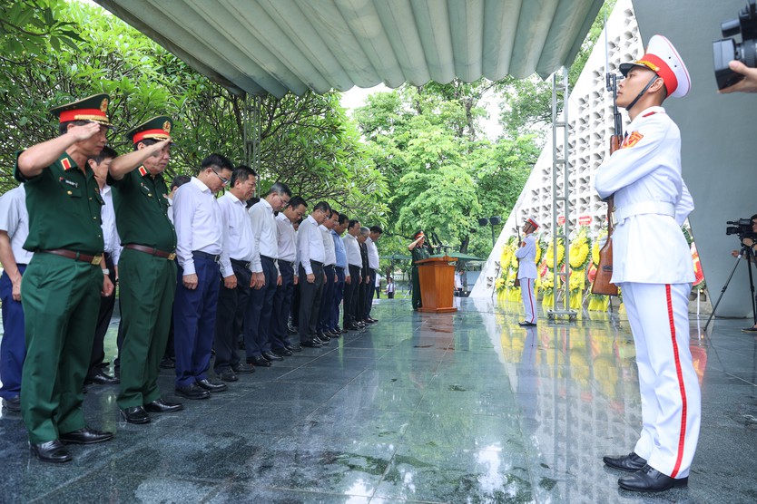 Thủ tướng Lê Minh Hưng tưởng niệm Chủ tịch Hồ Chí Minh, Đại tướng Võ Nguyên Giáp và các Anh hùng liệt sĩ tại Điện Biên Phủ - Ảnh 6.