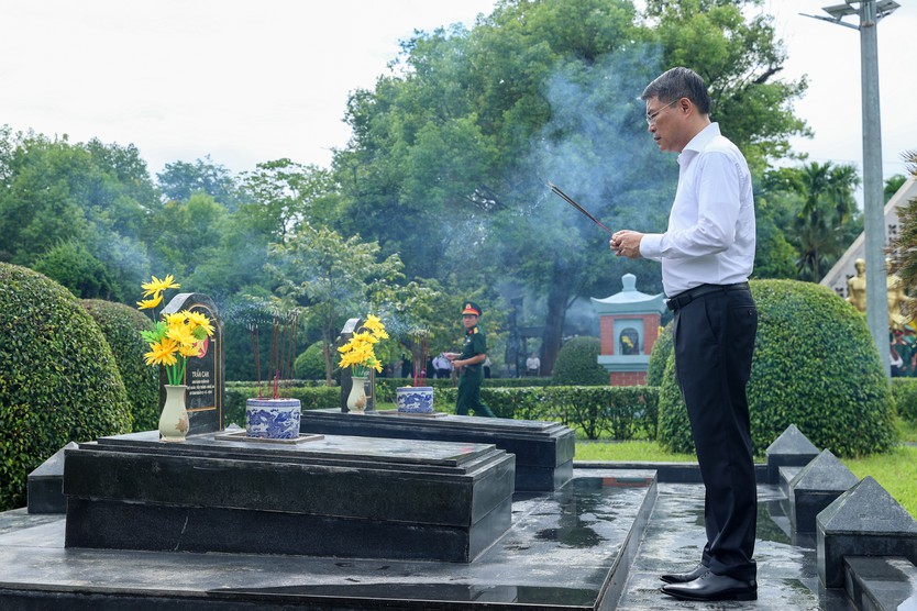 Thủ tướng Lê Minh Hưng tưởng niệm Chủ tịch Hồ Chí Minh, Đại tướng Võ Nguyên Giáp và các Anh hùng liệt sĩ tại Điện Biên Phủ - Ảnh 7.