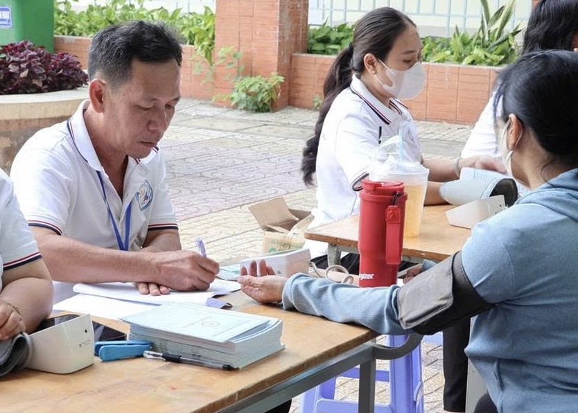 Trường học sáng đèn, khám sức khỏe toàn dân đến tận khu phố - Ảnh 9.