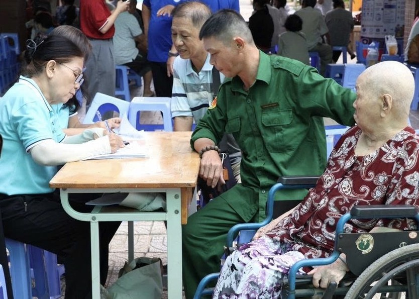 Trường học sáng đèn, khám sức khỏe toàn dân đến tận khu phố - Ảnh 8.