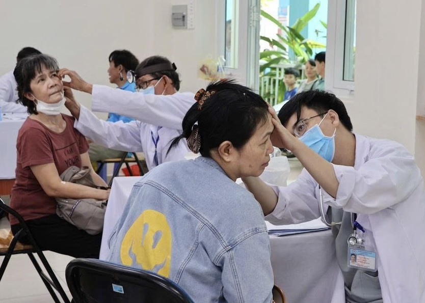 Trường học sáng đèn, khám sức khỏe toàn dân đến tận khu phố - Ảnh 1.