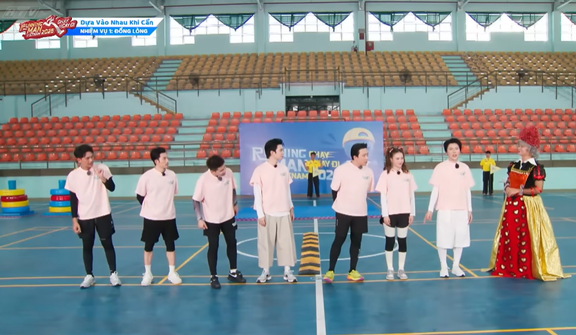Running Man mùa 4 - Tập 1: Cuộc săn lùng kẻ phá bĩnh của Gia tộc R - Ảnh 1.