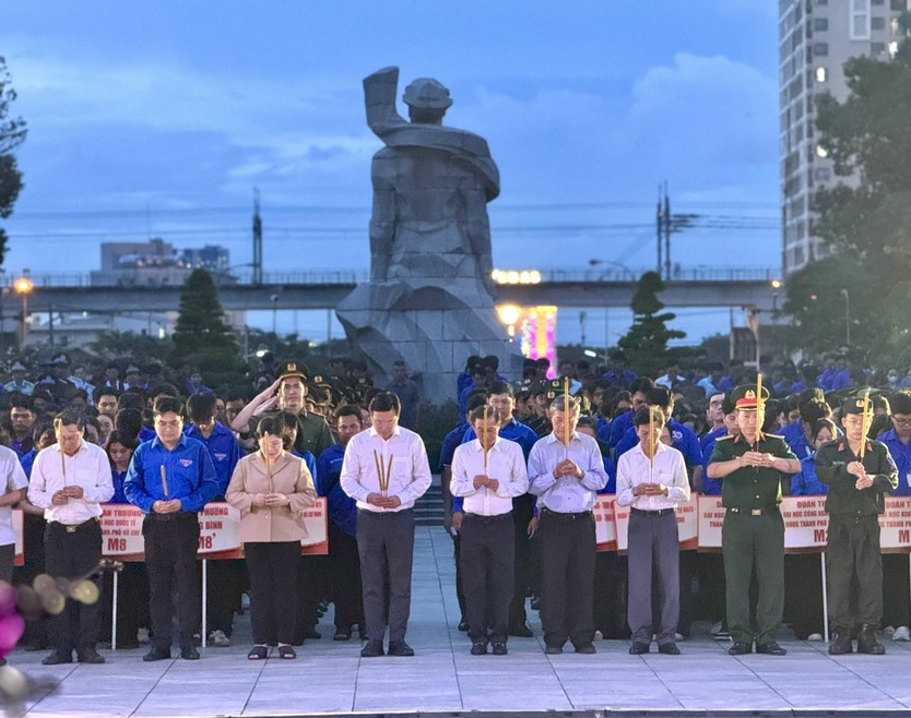 Lễ thắp nến tri ân Anh hùng liệt sĩ- Ảnh 2.