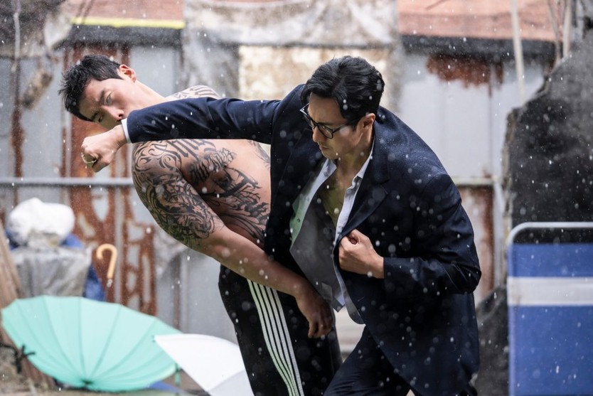 "Bản năng người cha bùng nổ" - Lý do sau những cú đấm của So Ji-sub trong "Đặc vụ Kim tái khởi động" - Ảnh 7.