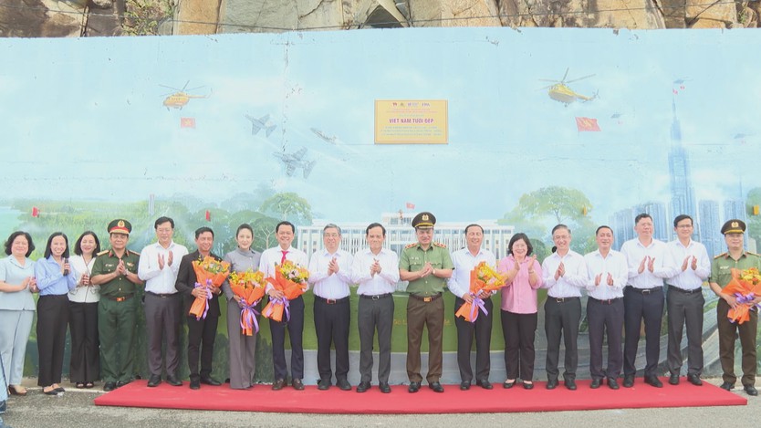 Khánh thành công trình bích họa “Việt Nam tươi đẹp” tại Côn Đảo - Ảnh 3.