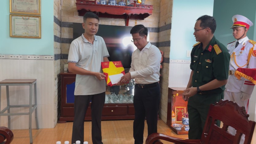 Trao tặng di ảnh phục dựng cho thân nhân gia đình liệt sĩ - Ảnh 1.