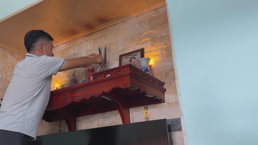 Trao tặng di ảnh phục dựng cho thân nhân gia đình liệt sĩ - Ảnh 2.