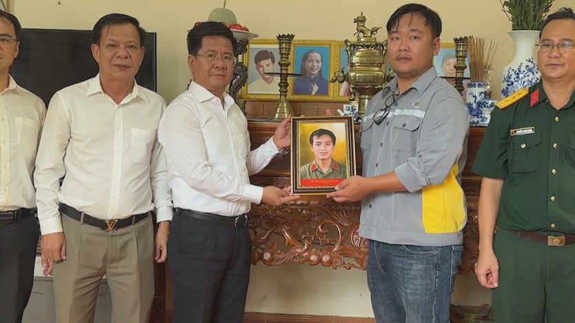 Trao tặng di ảnh phục dựng cho thân nhân gia đình liệt sĩ - Ảnh 4.