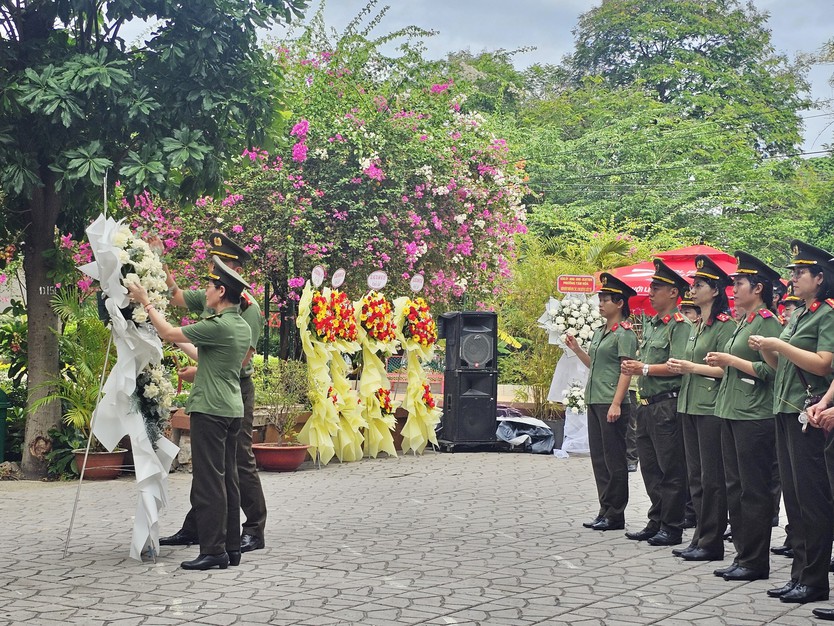 Những dòng người thành kính về nơi tưởng niệm các Anh hùng liệt sĩ - Ảnh 10.