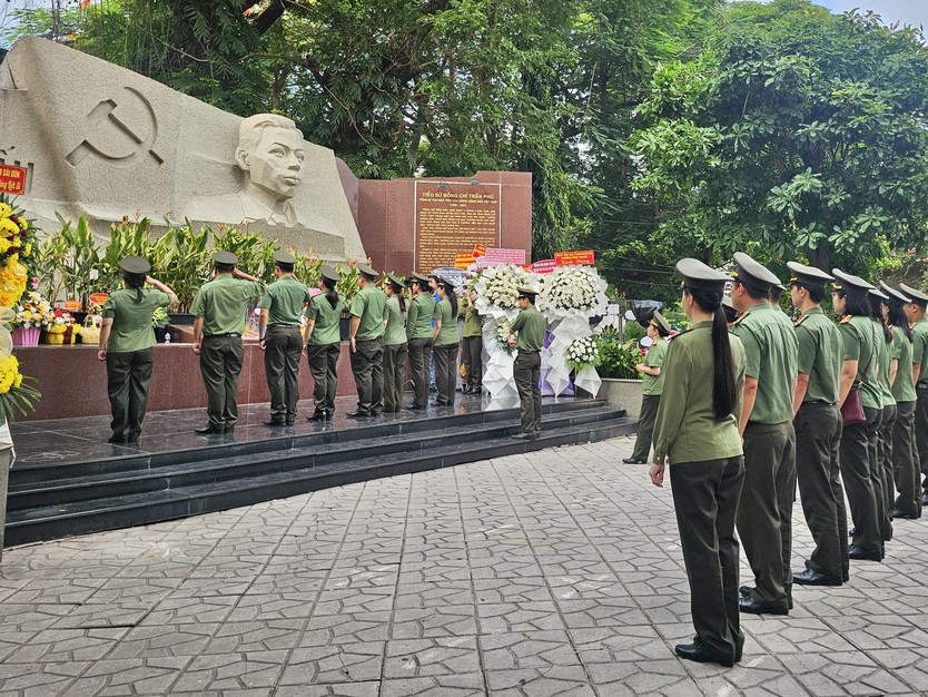 Những dòng người thành kính về nơi tưởng niệm các Anh hùng liệt sĩ - Ảnh 1.