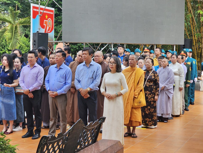 Những dòng người thành kính về nơi tưởng niệm các Anh hùng liệt sĩ - Ảnh 4.