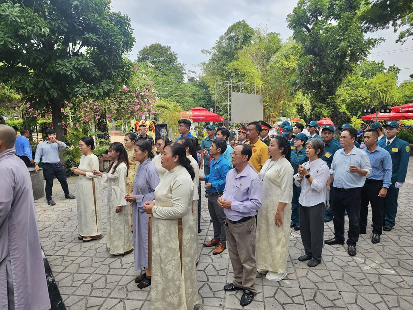 Những dòng người thành kính về nơi tưởng niệm các Anh hùng liệt sĩ - Ảnh 5.