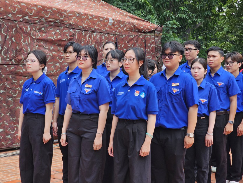Những dòng người thành kính về nơi tưởng niệm các Anh hùng liệt sĩ - Ảnh 12.
