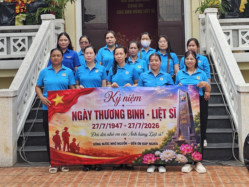 Những dòng người thành kính về nơi tưởng niệm các Anh hùng liệt sĩ - Ảnh 11.