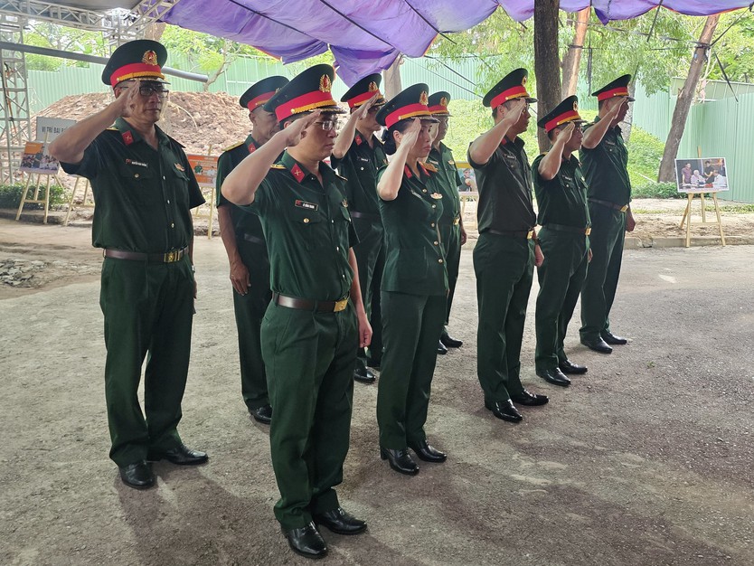 Những dòng người thành kính về nơi tưởng niệm các Anh hùng liệt sĩ - Ảnh 13.
