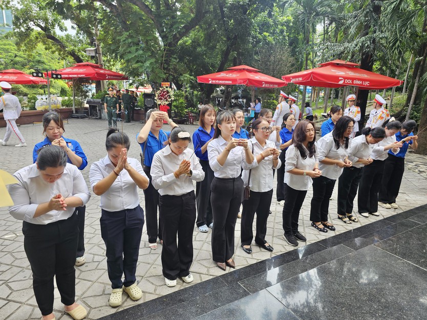 Những dòng người thành kính về nơi tưởng niệm các Anh hùng liệt sĩ - Ảnh 3.