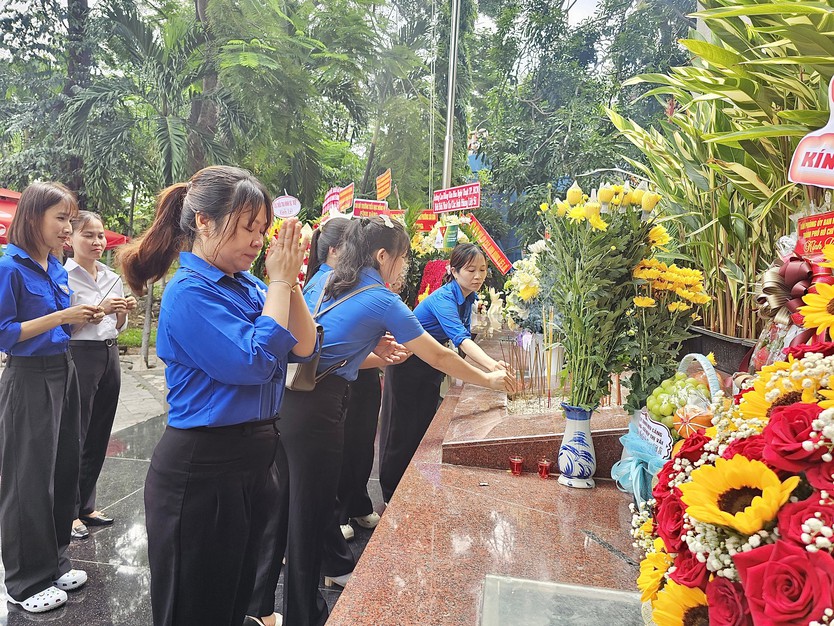 Những dòng người thành kính về nơi tưởng niệm các Anh hùng liệt sĩ - Ảnh 2.