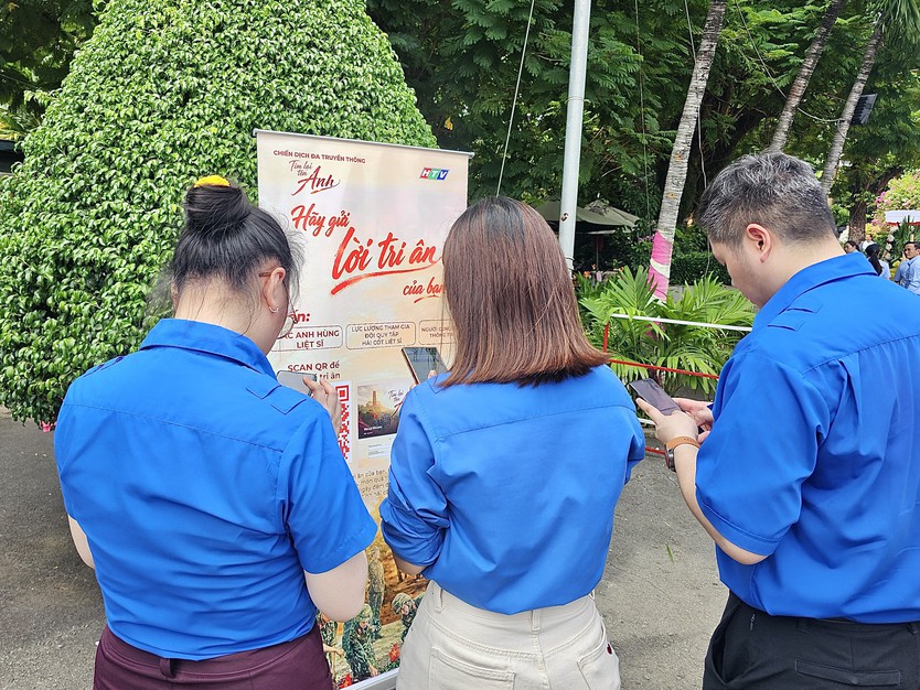 Những dòng người thành kính về nơi tưởng niệm các Anh hùng liệt sĩ - Ảnh 8.