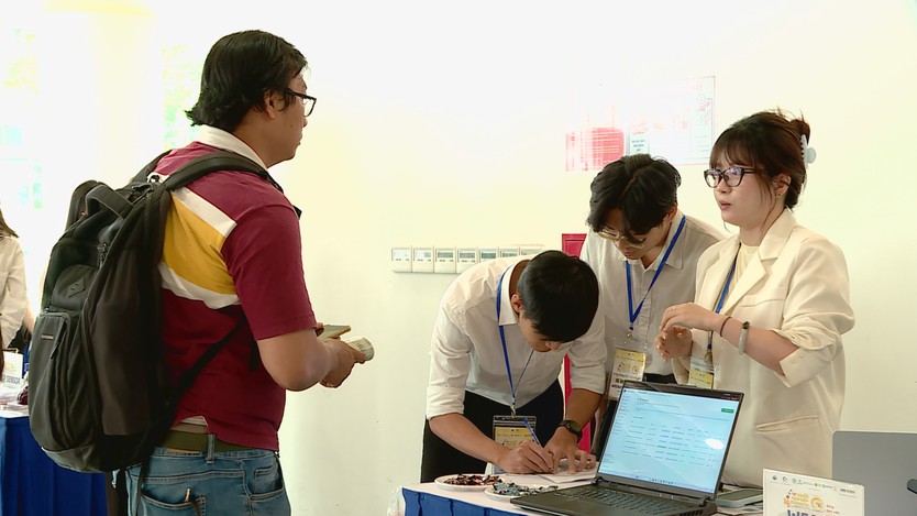 Khởi nghiệp sáng tạo: Sinh viên chế tạo kính hiển vi chẩn đoán ung thư - Ảnh 3.