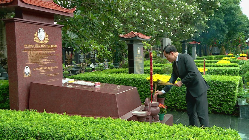 Lãnh đạo TP. Hồ Chí Minh dâng hương, tri ân các Anh hùng liệt sĩ nhân Ngày Thương binh - Liệt sĩ - Ảnh 5.