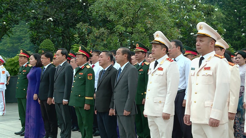 Lãnh đạo TP. Hồ Chí Minh dâng hương, tri ân các Anh hùng liệt sĩ nhân Ngày Thương binh - Liệt sĩ - Ảnh 3.