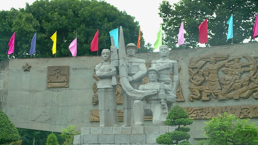 Lãnh đạo TP. Hồ Chí Minh dâng hương, tri ân các Anh hùng liệt sĩ nhân Ngày Thương binh - Liệt sĩ - Ảnh 8.
