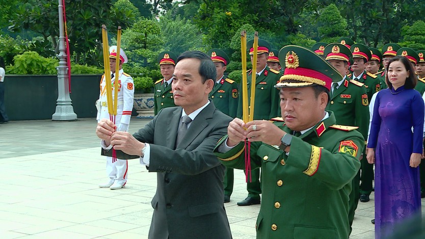 Lãnh đạo TP. Hồ Chí Minh dâng hương, tri ân các Anh hùng liệt sĩ nhân Ngày Thương binh - Liệt sĩ - Ảnh 4.