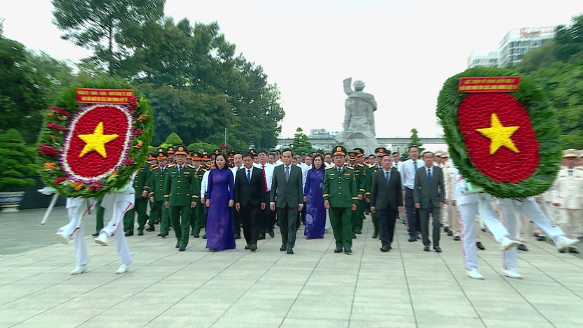 Lãnh đạo TP. Hồ Chí Minh dâng hương, tri ân các Anh hùng liệt sĩ nhân Ngày Thương binh - Liệt sĩ - Ảnh 2.