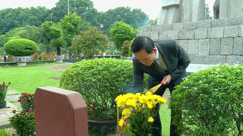 Lãnh đạo TP. Hồ Chí Minh dâng hương, tri ân các Anh hùng liệt sĩ nhân Ngày Thương binh - Liệt sĩ - Ảnh 7.