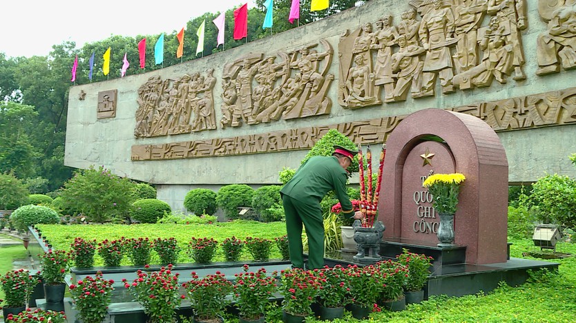 Lãnh đạo TP. Hồ Chí Minh dâng hương, tri ân các Anh hùng liệt sĩ nhân Ngày Thương binh - Liệt sĩ - Ảnh 6.