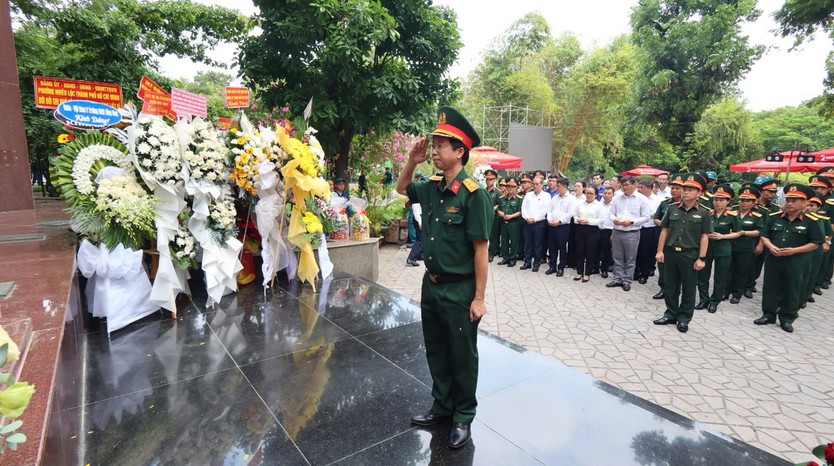 Những dòng người thành kính về nơi tưởng niệm các Anh hùng liệt sĩ - Ảnh 6.