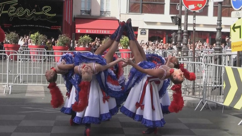 Quán hát Moulin Rouge biểu diễn mừng chặng cuối Tour de France - Ảnh 2.