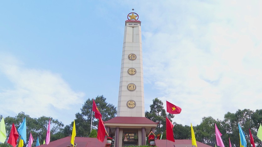 Lãnh đạo TP. Hồ Chí Minh dâng hương tưởng niệm các Anh hùng liệt sĩ tại Nghĩa trang Liệt sĩ Bà Rịa - Vũng Tàu - Ảnh 1.